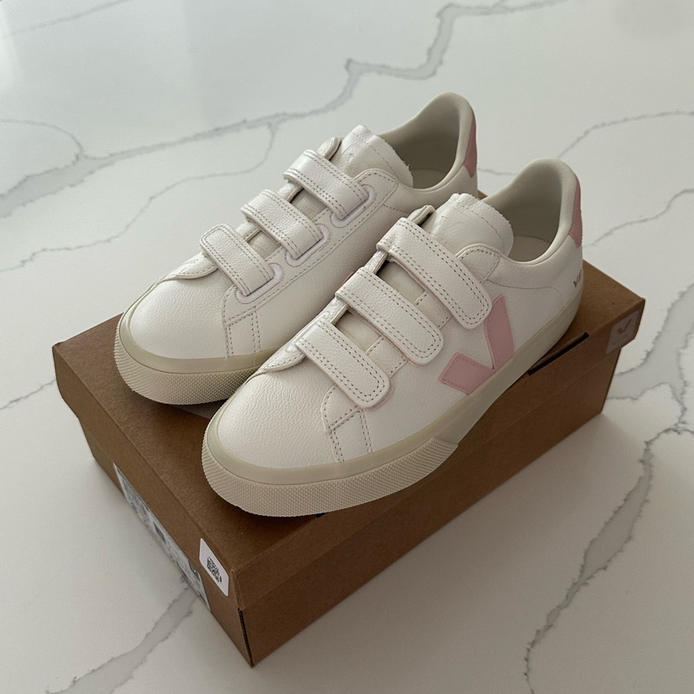 VEJA Women's Recife Low Top Sneakers